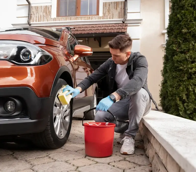 Lavage auto à domicile Loireauxence : professionnel intervenant sur un véhicule